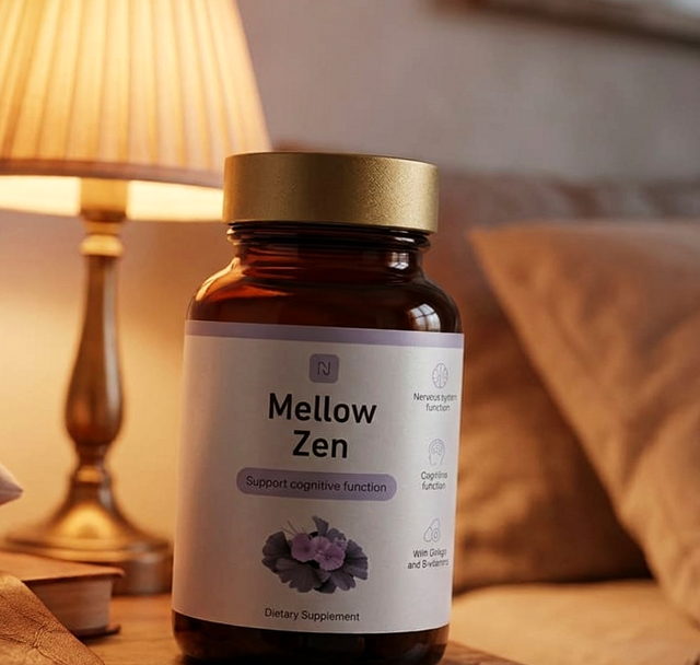 Mellow Zen na szafce nocnej obok zapalonej lampki